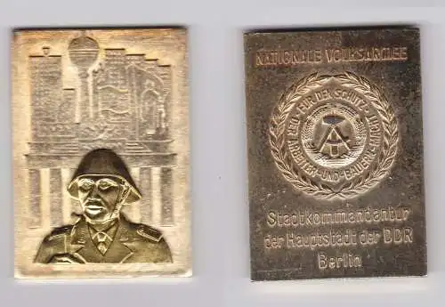 DDR Plakette NVA Stadtkommandantur der Hauptstadt der DDR Berlin Gold (109224)