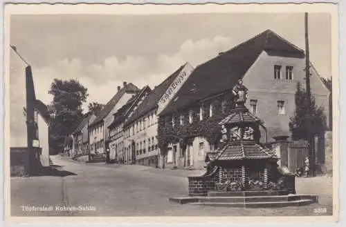 16051 AK Töpferstadt Kohren-Sahlis - Straßenansicht mit Töpferbrunnen um 1940