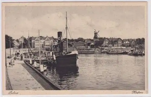 902149 Ak Laboe Hafen mit Dampfer und Windmühle im Hintergrund um 1920