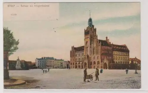65201 Ak Stolp in Pommern Rathaus mit Kriegerdenkmal 1910