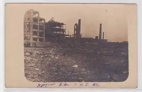 70704 Foto AK der zerstörten Stadt Lille 1916 - mit Soldaten in den Trümmern