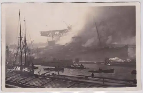 907742 Foto AK Hamburg - Brand des Passagierschiffes Europa im Kai 1929