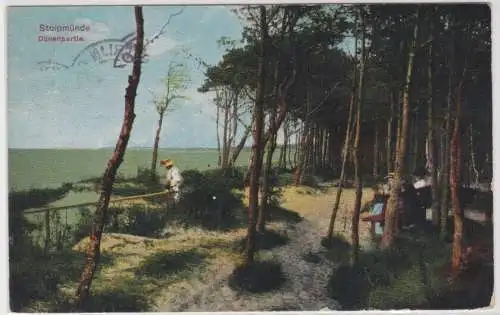 92254 AK Stolpmünde (Ustka) - Dünenpartie, Damen auf Bank im Wald 1920