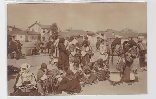93480 AK Mazedonien Frauen die auf der Straße sitzen vor Soldaten 1. Weltkrieg