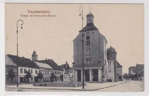 64436 AK Treuenbrietzen - Rathaus mit Hohenzollern-Brunnen 1926