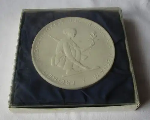 DDR Porzellan Medaille Freiheit, Unabhängigkeit und Frieden für Vietnam (115912)