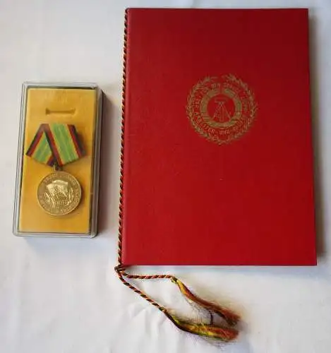 DDR Medaille NVA für treue Dienste Gold + Urkunde Minister Hoffmann 1975(116022)