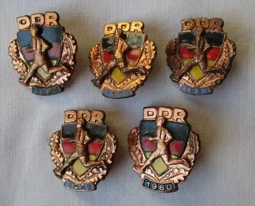 5 x DDR Abzeichen der Sportklassifizierung Kinder Bronze 1956-60 (143645)