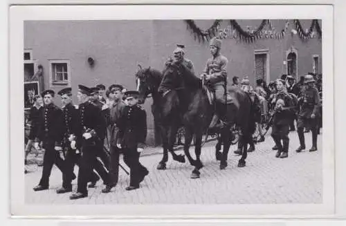 97705 Foto Ak Wolkenstein in Sachsen Militärumzug vor Gasthof/Fleischerei um1930
