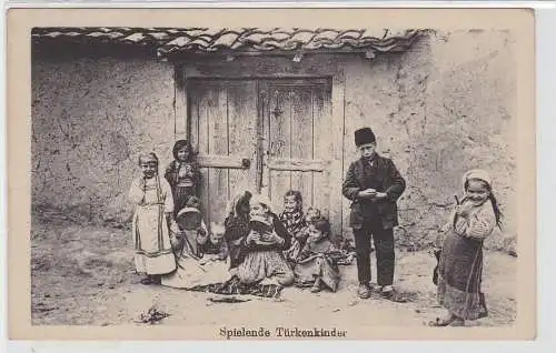 93348 AK Mazedonien - Spielende Türkenkinder vor Hauseingang 1. Weltkrieg