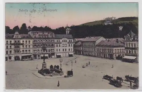 93235 AK Sebnitz in Sachsen - Marktplatz mit Denkmal und Pferdekutsche 1919