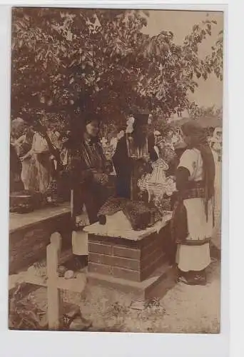 93481 Foto AK Mazedonien trauernde Personen an einem Grab während d. 1.Weltkrieg