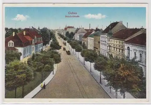97756 Ak Guben, Bahnhofstraße, Straßenansicht um 1920