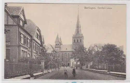 98640 AK Ratingen - Grütstrasse, Straßenansicht mit Kirche um 1920