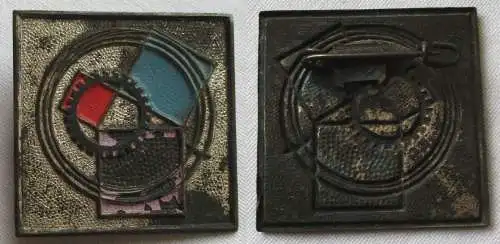 Abzeichen 3 Vierecke im Kreis mit Zahnrad (149824)