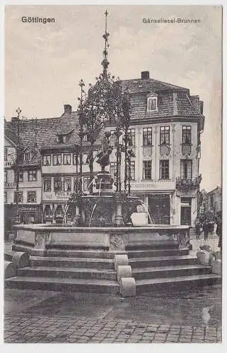 64215 Ak Göttingen - Gänseliesel-Brunnen mit Geschäften z.B. Odol 1916