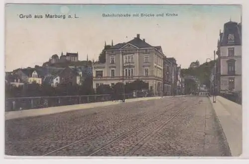 900427 AK Gruss aus Marburg a.L. - Bahnhofstraße mit Brücke und Kirche 1917