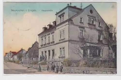 93095 AK Neukirchen im Erzgebirge - Hauptstraße, Straßenansicht m. Geschäft 1930
