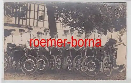 77604 Foto Ak Zeitz geschmückte Gruppe Fahrradfahrer um 1910