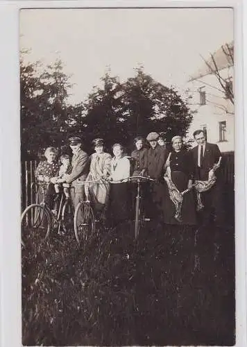 79281 Foto Ak Plauen Gruppe Fahrradfahrer im Garten 1927