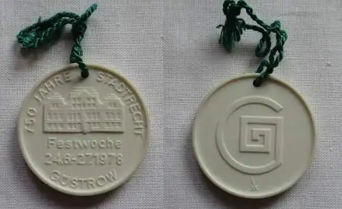 DDR Porzellan Medaille 750 Jahre Stadtrecht Güstrow 1978 (149636)