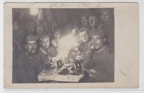 02700 Foto Ak Deutsche Soldaten mit Orden Verleihungsetuis im 1.Weltkrieg