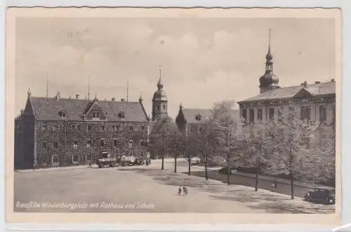 19608 Ak Riesa Elbe Hindenburgplatz mit Rathaus und Schule 1944