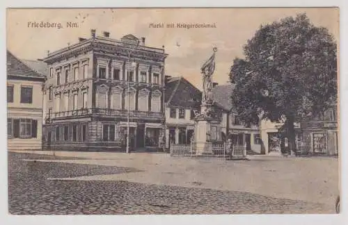 55812 Ak Friedeberg Neumark Markt mit Kriegerdenkmal 1925