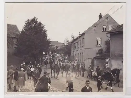 74043 Original Foto Geithain - Reiteraufmarsch mit nebenher laufenden Menschen