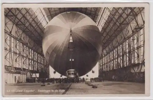 901141 Ak LZ 127 "Graf Zeppelin" Einbringen in die Halle um 1930
