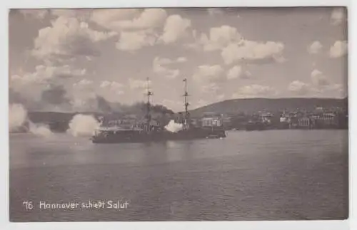 70365 Foto Ak Kriegsschiff Hannover schießt Salut um 1910