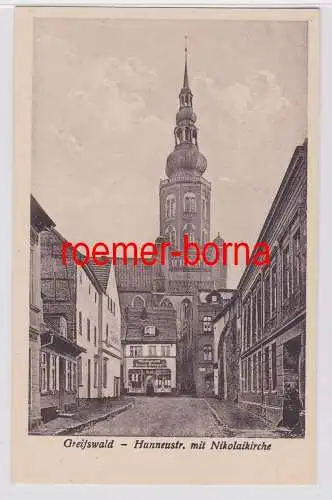 81720 Ak Greifswald Hunnenstrasse mit Nikolaikirche um 1925