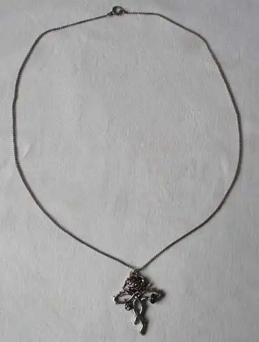 Charmante 835er Silber Halskette mit rotem Dornrosen Anhänger (142592)