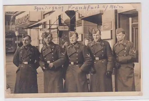 47446 AK Spaziergang Frankfurt am Main, Soldaten vor Geschäften in der Stadt