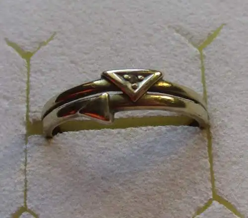 eleganter 333er Gold Ring mit kleinem Diamanten mit Dreiecksverzierung (160953)