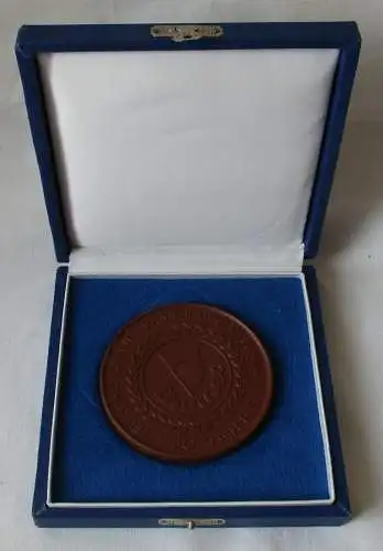 DDR Porzellan Medaille 30 Jahre VEB Schuhfabrik Banner des Friedens (135850)