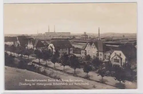 98473 Ak Borna Siedlung im Hintergrund Brikettfabrik und Karlschacht um 1930