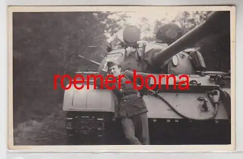 83239 Foto Soldat DDR vor Panzer T 54