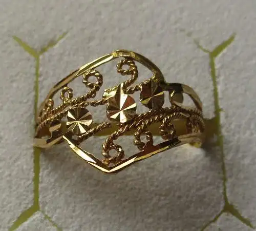 Eleganter 585er Gold Ring mit filigran verzierter Ringschiene (108796)