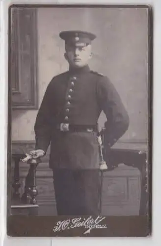 75653 Kabinett Foto Döbeln Soldat mit langem Bajonett & Portepee um 1910