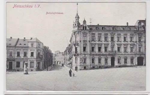 92767 AK Netzschkau im Vogtland - Bahnhofstrasse, Straßenansicht mit Litfaßsäule