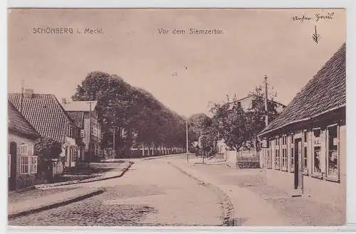 37709 Ak Schönberg in Mecklenburg vo dem Siemzertor 1917