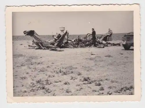 94376 Foto deutsche Soldaten untersuchen Flugzeugtrümmer im 2. Weltkrieg