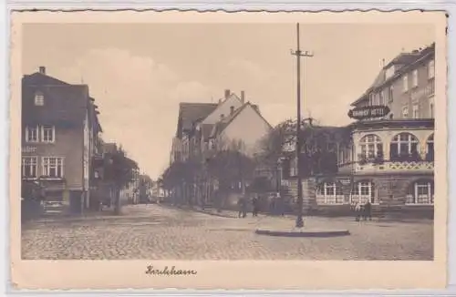 900033 AK Kirchhain - Straßenansicht mit Bahnhof Hotel und Geschäften 1933