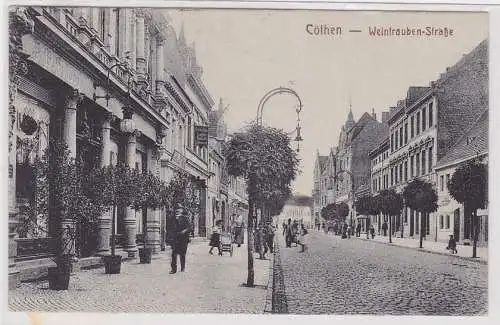 48488 Ak Cöthen Köthen Weintraubenstrasse mit Geschäften 1925