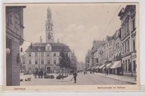 34236 Ak Cottbus - Berlinerstraße mit Rathaus, Geschäften und Kutsche 1917