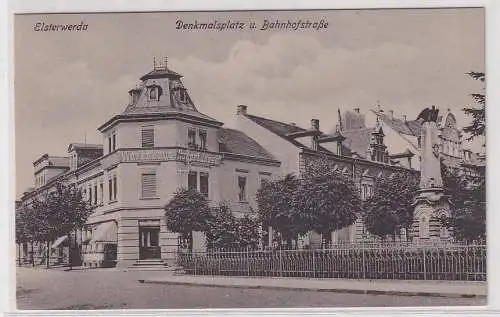 13267 Ak Elsterwerda Denkmalsplatz und Bahnhofstraße um 1920