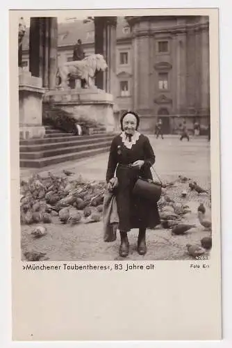 37552 Foto Ak "Münchner Taubentheres" 83 Jahre Alt vor Feldherrnhalle München