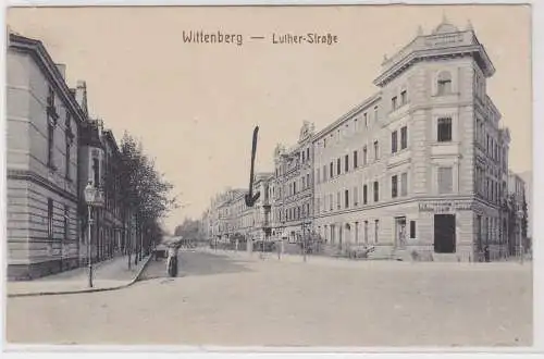 903790 Ak Wittenberg Lutherstrasse mit Eckladen um 1910