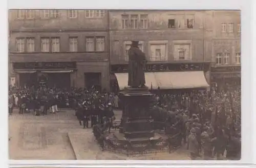 906532 Foto Ak Eisleben Versammlung vorm Lutherdenkmal um 1920